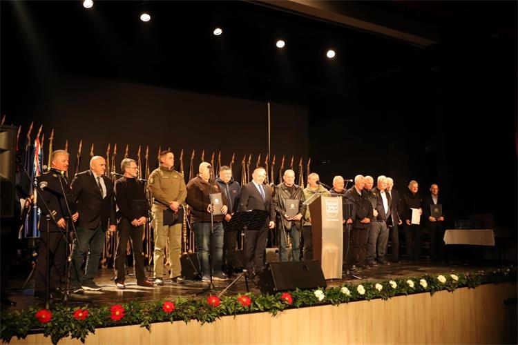 Slika /PU_BB/Obilježavanja/Pakrac/Svi zajedno.jpg